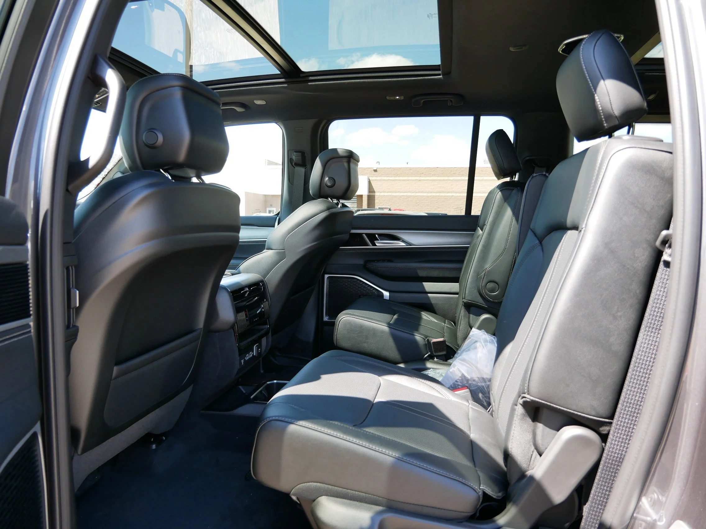 New 2026 Baltic-Gray Metallic Clear-Coat Exterior Paint Jeep  image 7