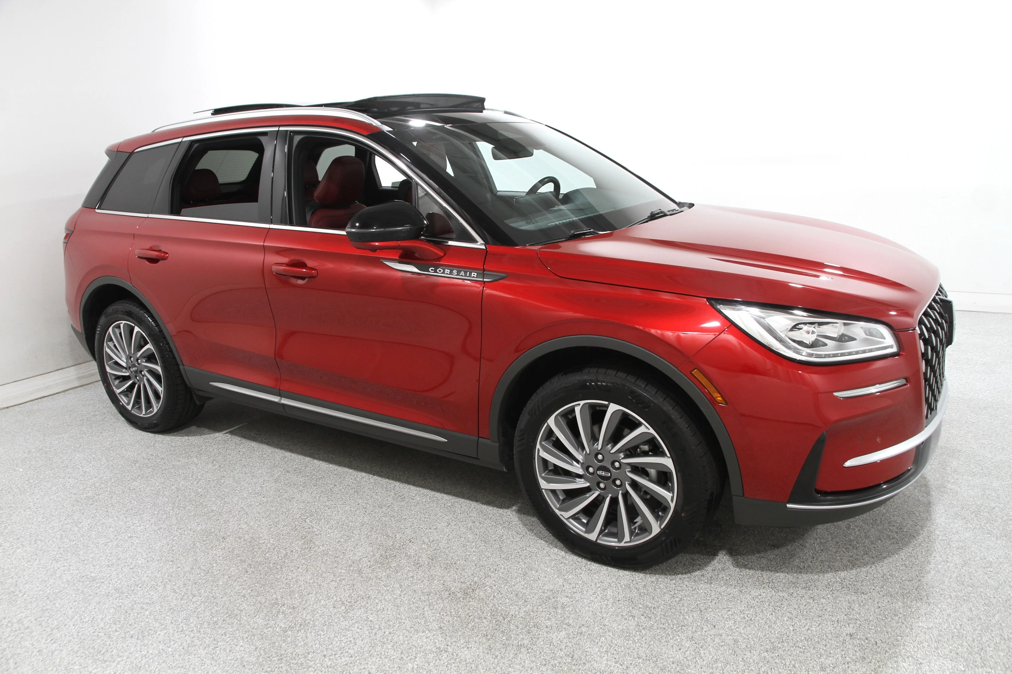 Used 2023 RED Lincoln Reserve image 1