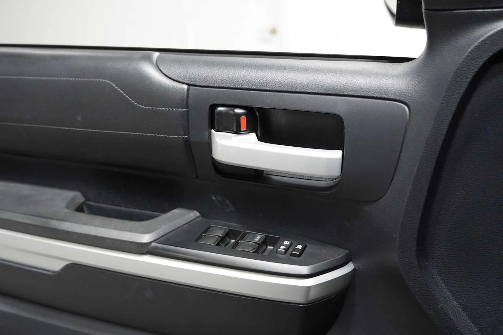 Used 2014 Magnetic Gray Metallic Toyota LTD image 14