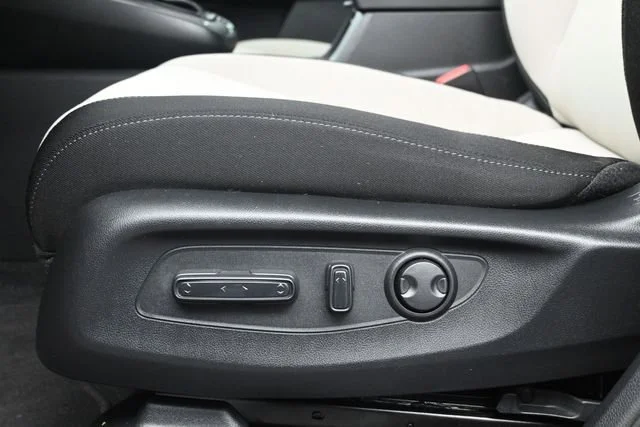 Used 2023 White Honda EX image 11