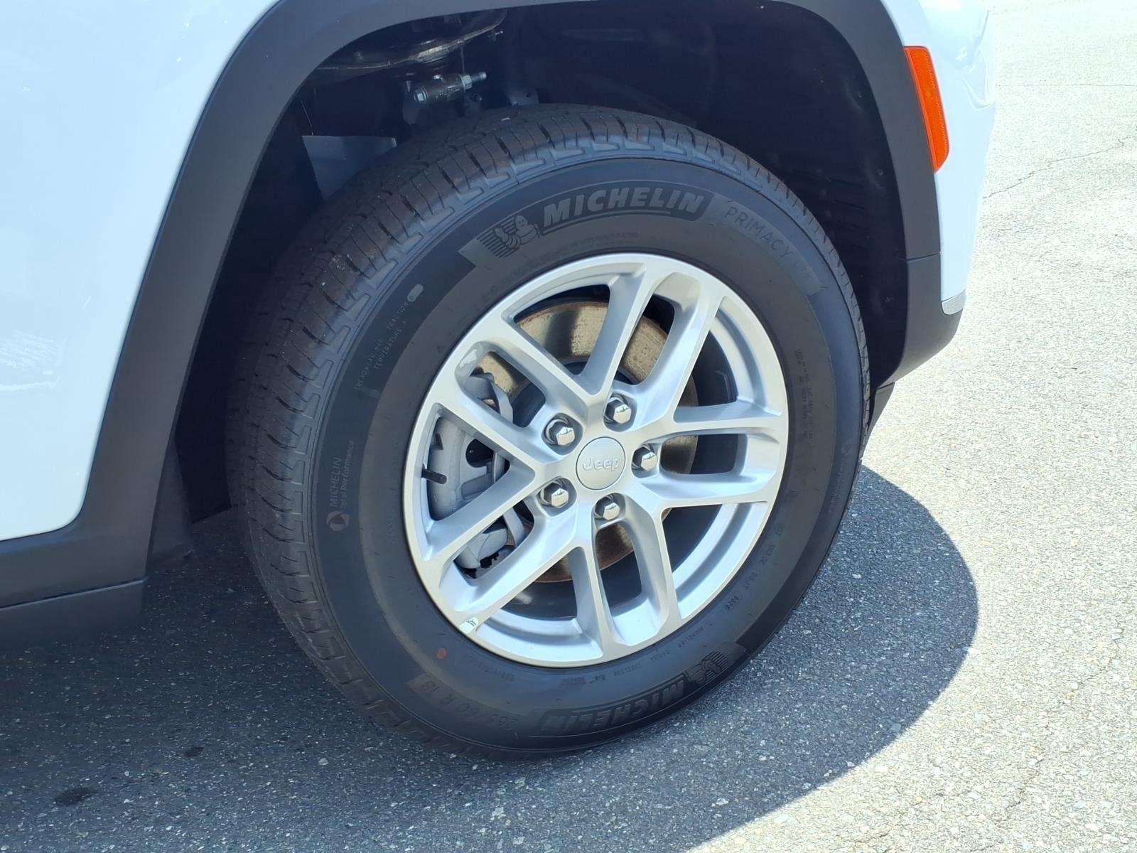 New 2026 Bright White Clear-Coat Exterior Paint Jeep Laredo image 11