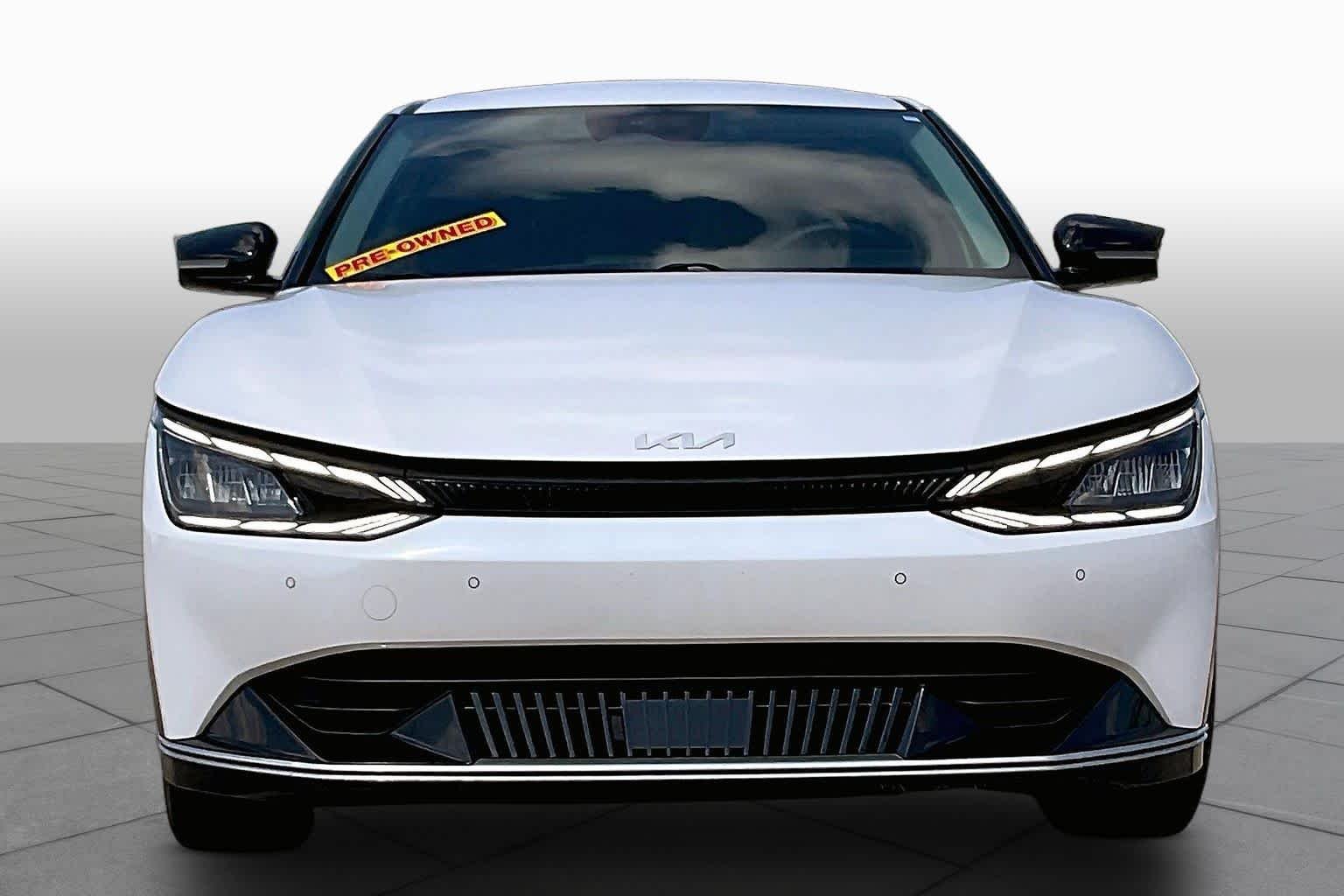 Used 2022 Snow White Pearl Kia Wind image 3