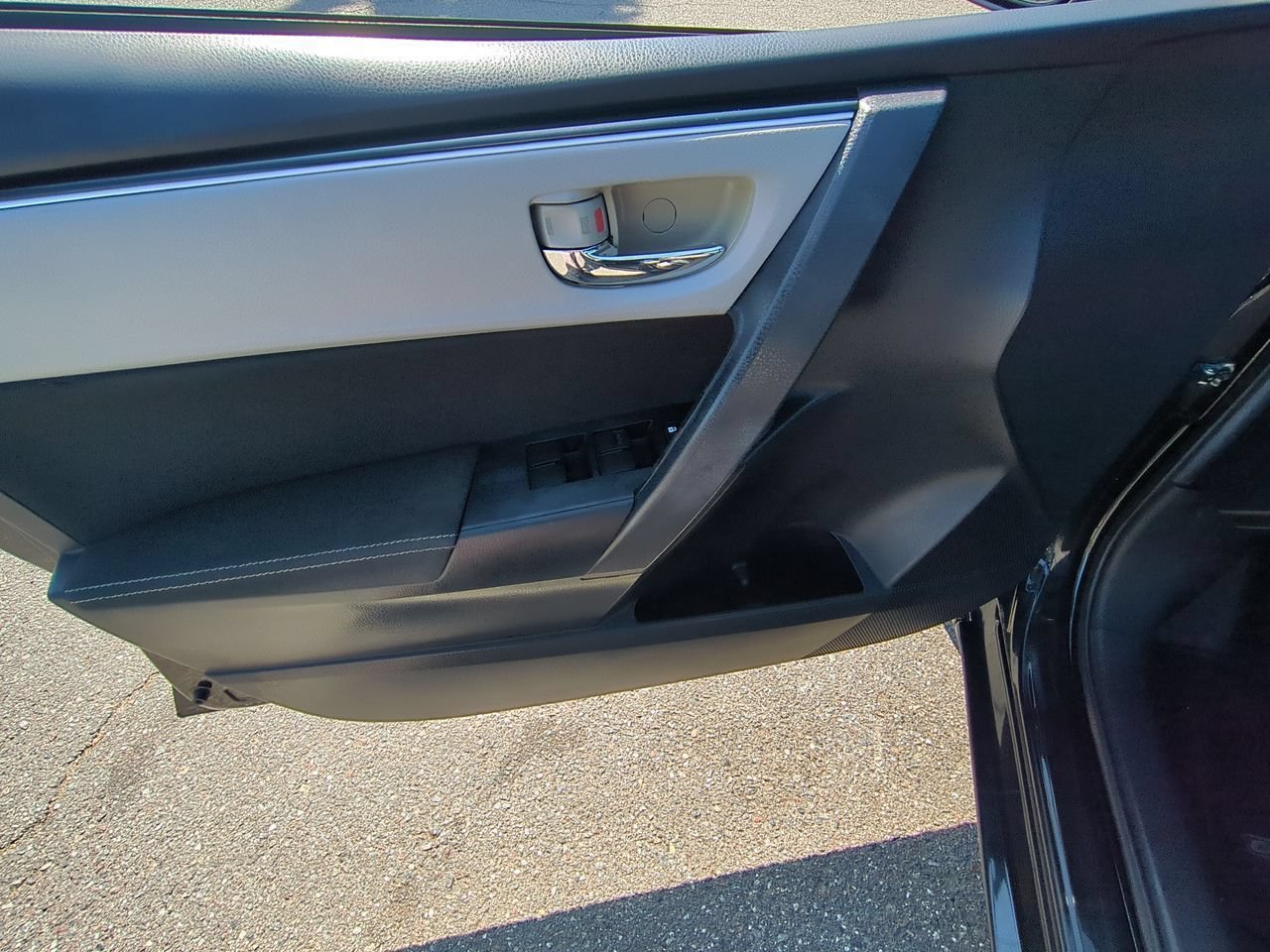 Used 2018 Black Toyota L image 20