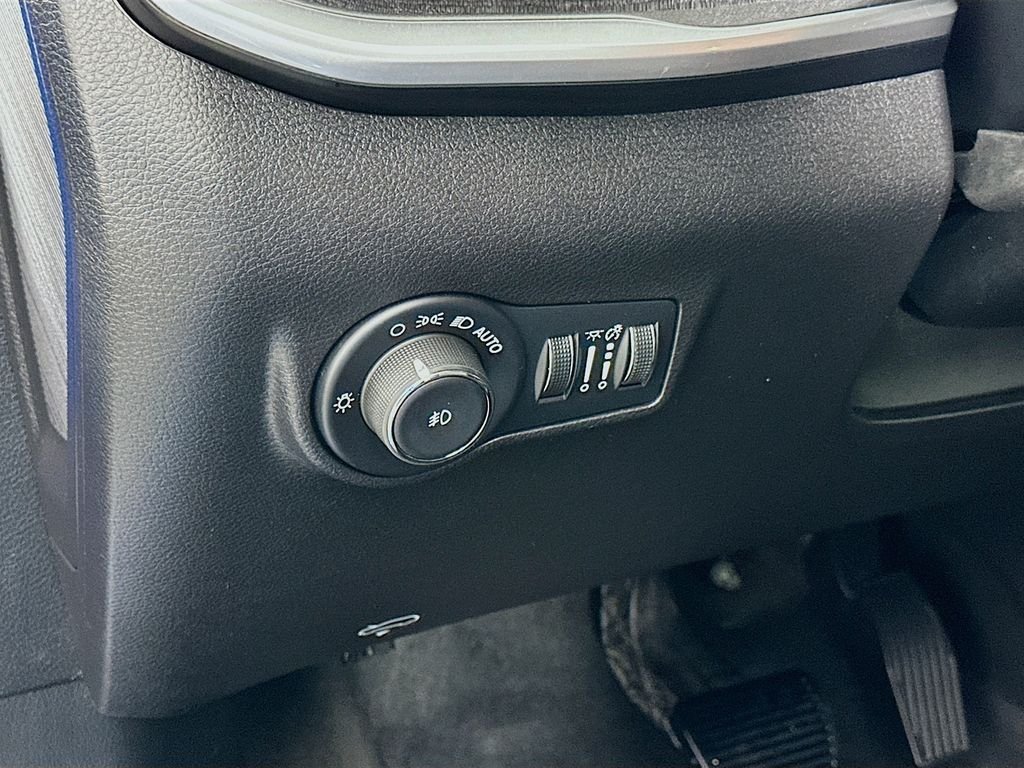 Used 2025 Blue Jeep Latitude image 10
