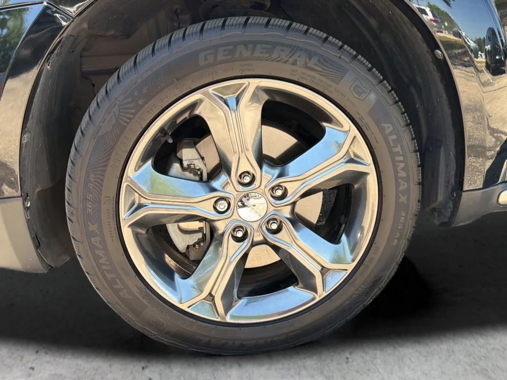 Used 2015 Black Dodge Crossroad image 11
