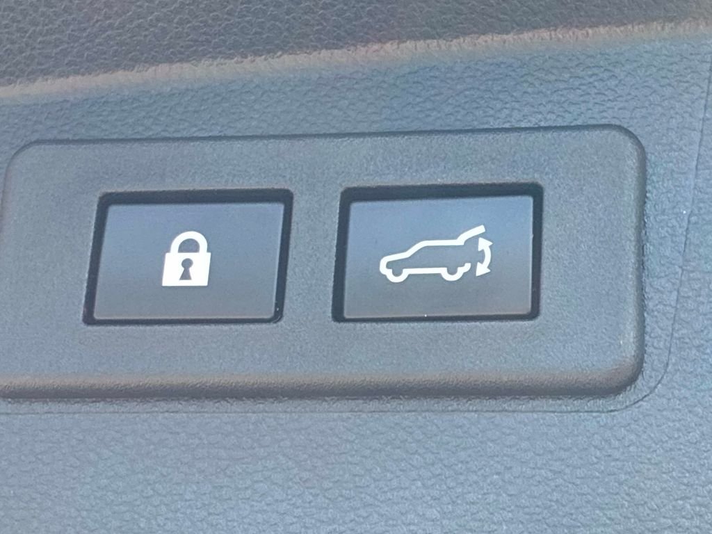 Used 2023  Subaru Limited image 17