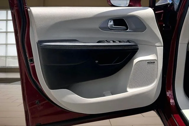 Used 2018 Red Chrysler Limited image 23