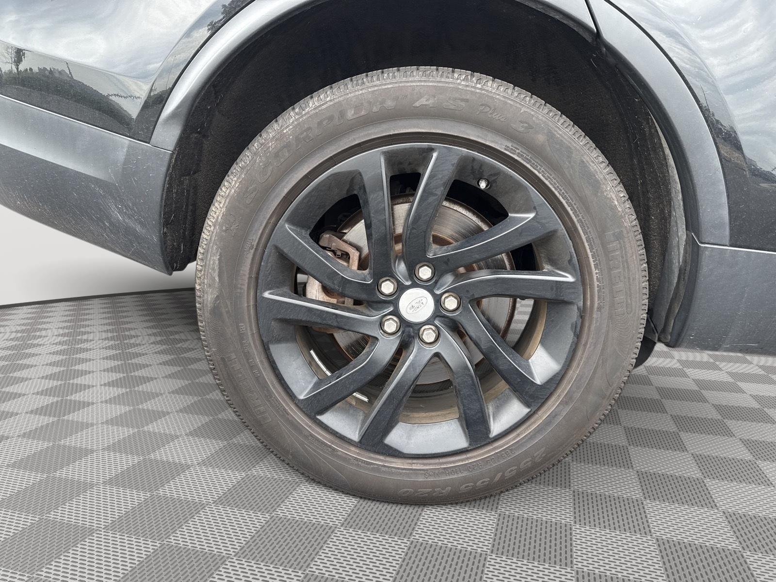 Used 2018 Santorini Black Metallic Land Rover HSE image 15