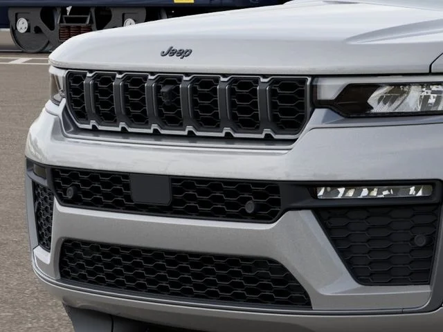 New 2026 Silver Zynith Exterior Paint Jeep Limited Reserve image 11