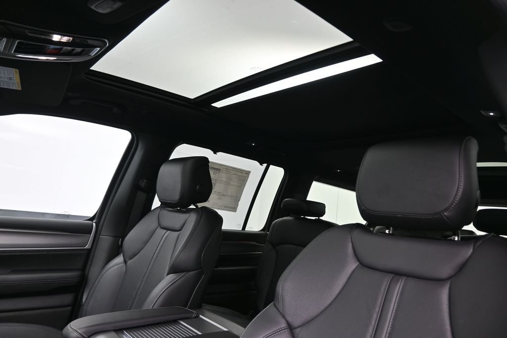 New 2026 Silver-Zynith Exterior Paint Jeep Limited Reserve image 2