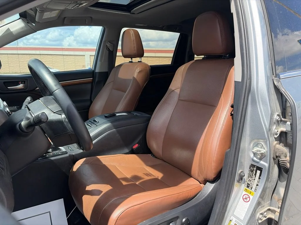 Used 2019  Toyota Limited image 14