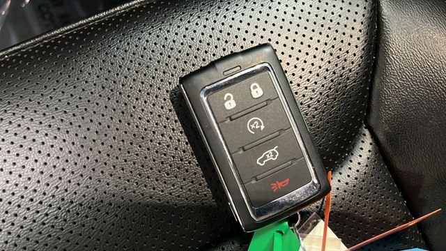 Used 2024 Diamond Black Crystal Pearlcoat Jeep Limited image 21