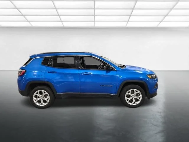 Used 2024 Blue Jeep Latitude image 3