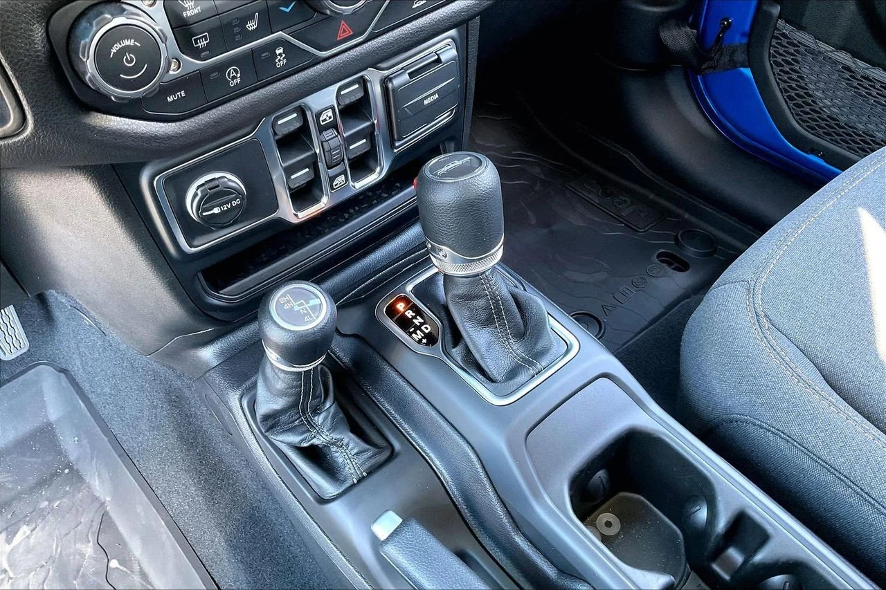 New 2026 Hydro Blue Pearl-Coat Exterior Paint Jeep Sport S image 28