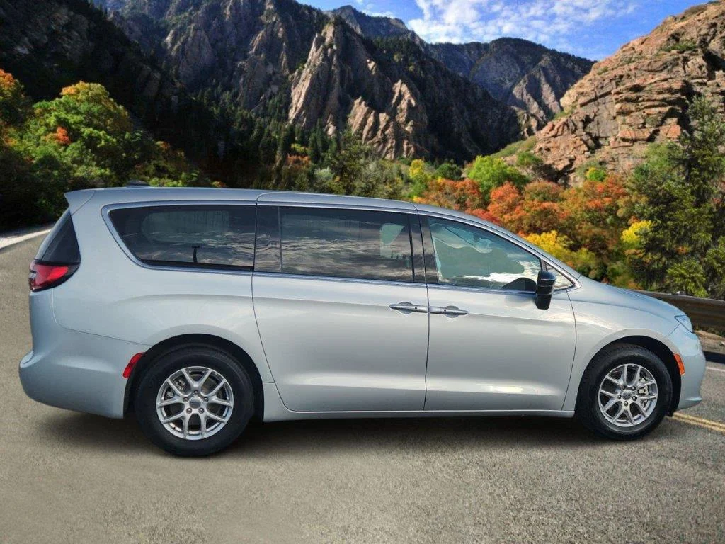 Used 2024 Silver Mist Clearcoat Chrysler Touring L image 2