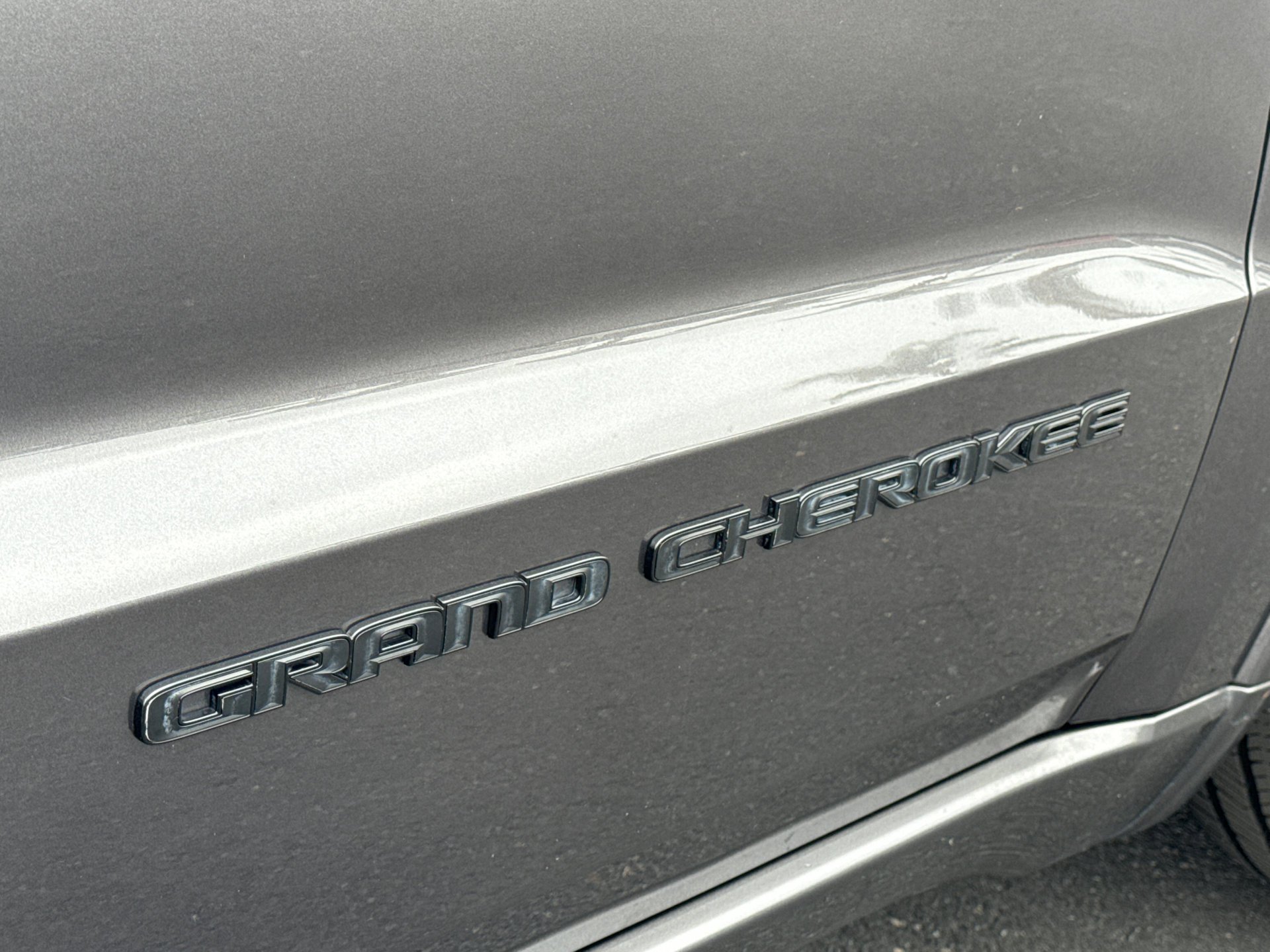 Used 2019 Granite Crystal Metallic Clearcoat Jeep Altitude image 11