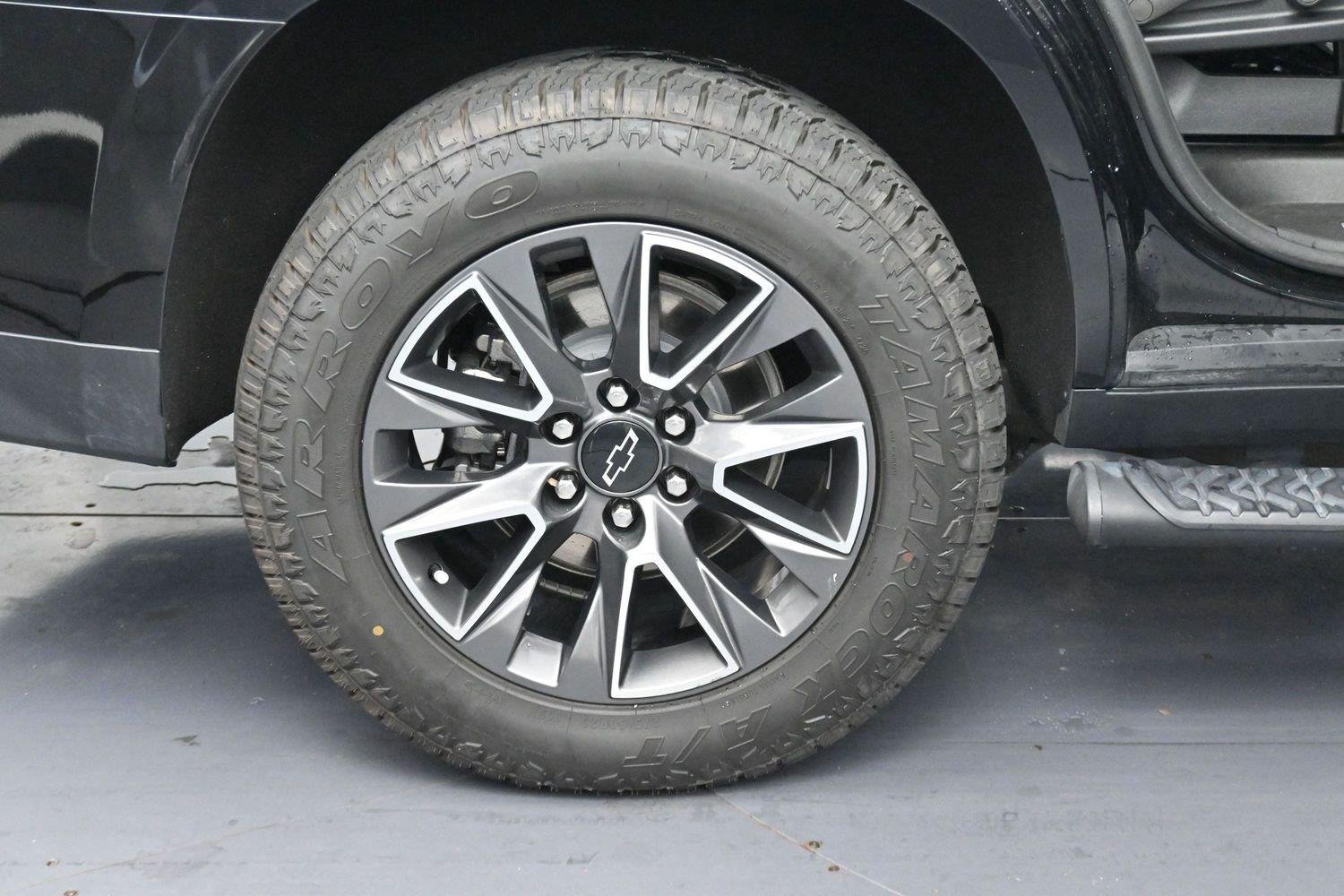 Used 2024 Black Chevrolet Z71 image 40