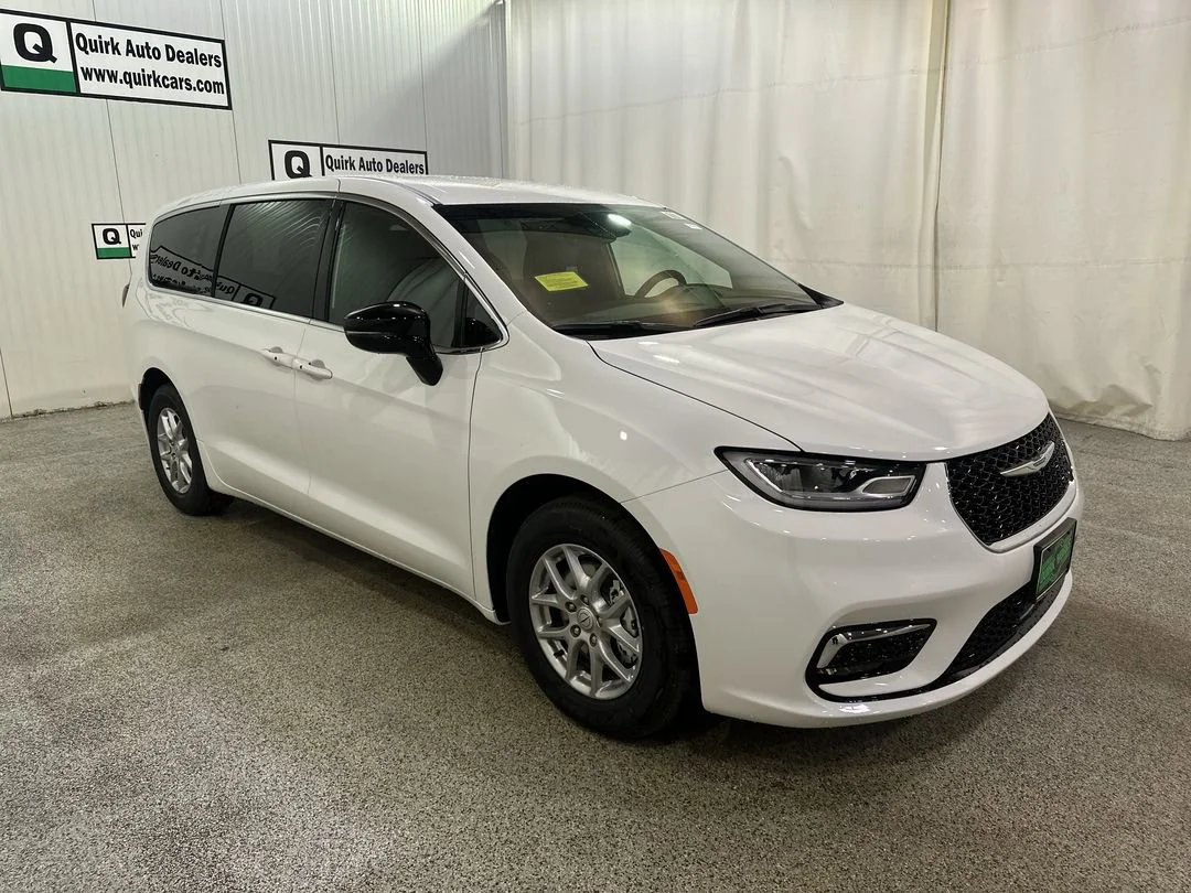 2026 Chrysler Pacifica Select's photo