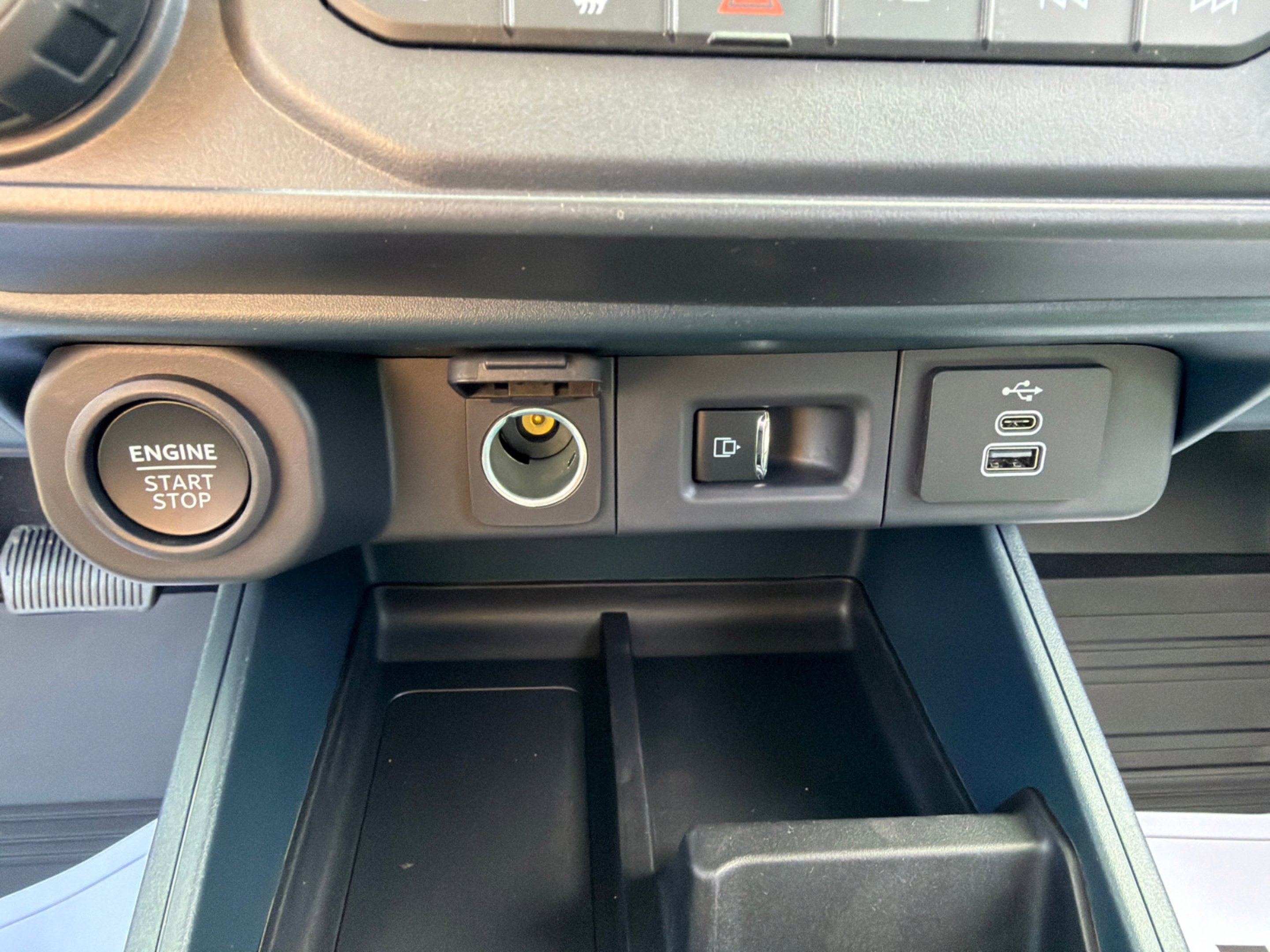 New 2026 Oxford White Ford XLT image 27