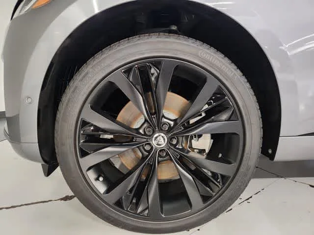 New 2026 Eiger Grey Metallic Jaguar R-Dynamic S image 12