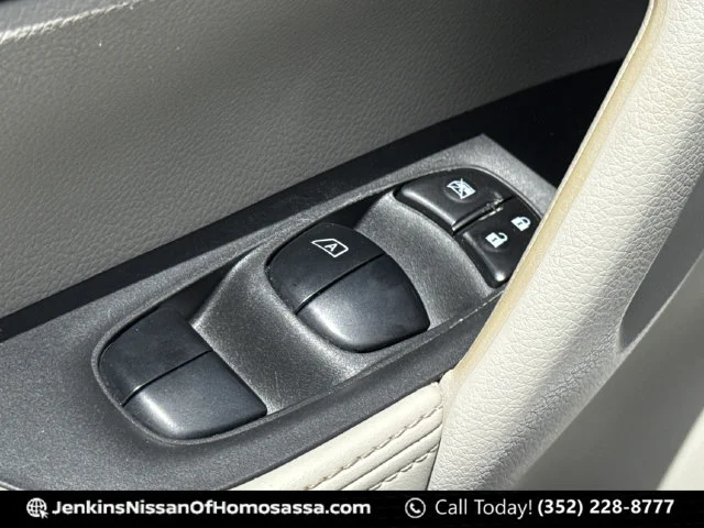 Used 2021 Silver Nissan SL image 29