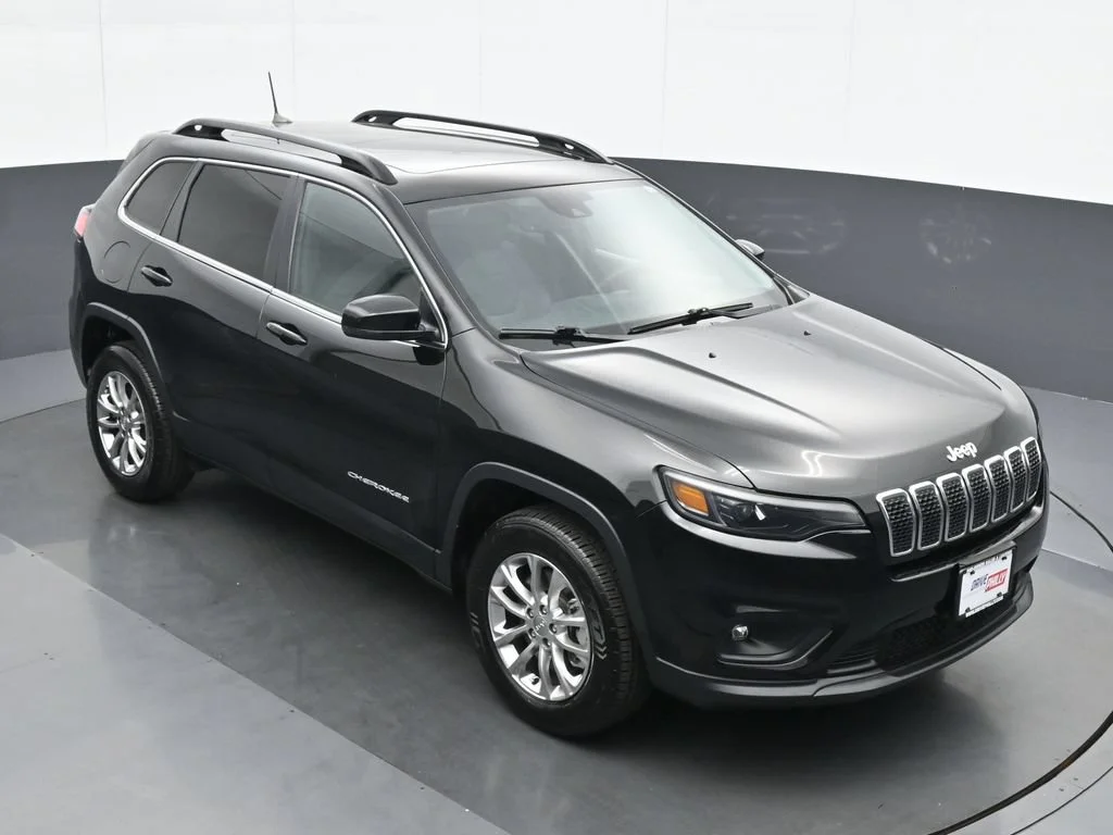 Used 2022 Black Jeep Latitude Lux image 24