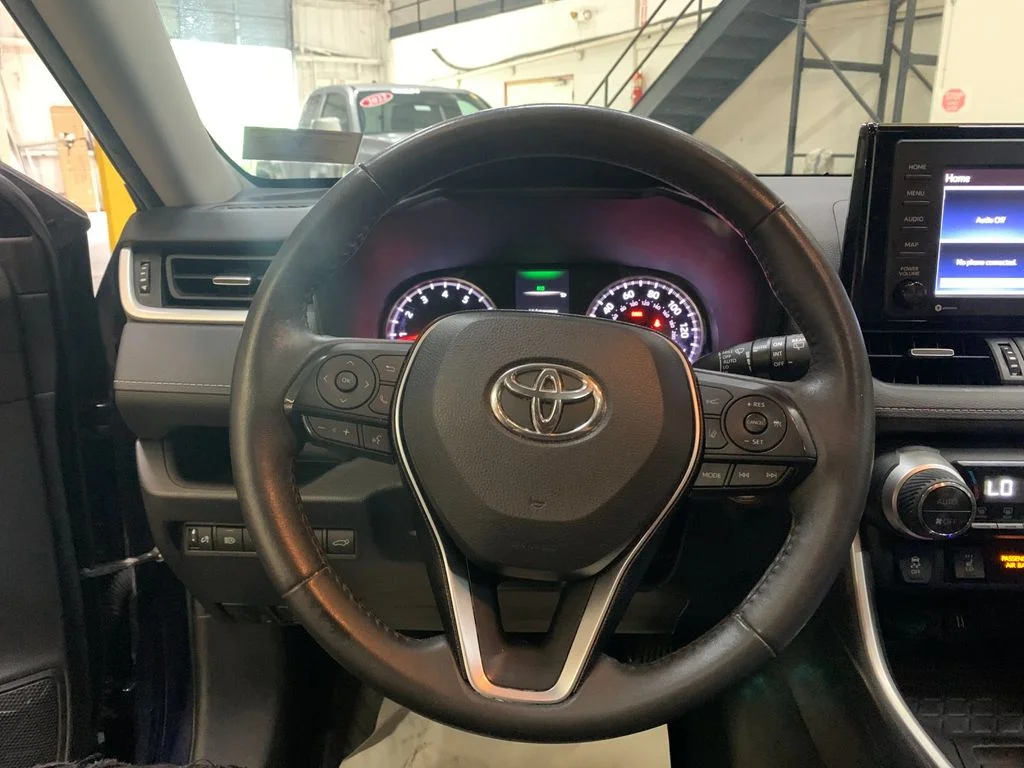 Used 2021  Toyota XLE Premium image 27