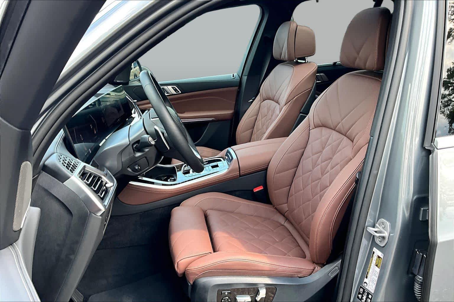 Used 2026 Skyscraper Grey Metallic BMW xDrive40i image 8