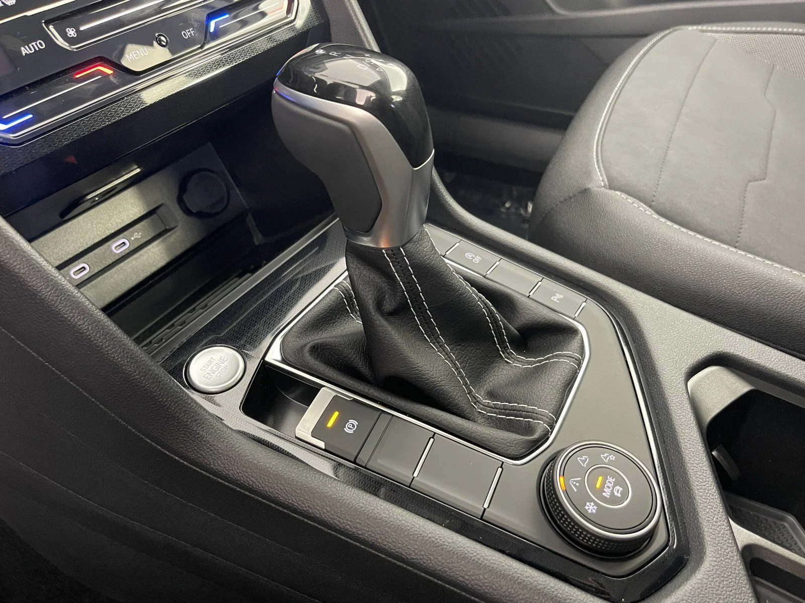 2025 Volkswagen Taos SE Black - Photo 32