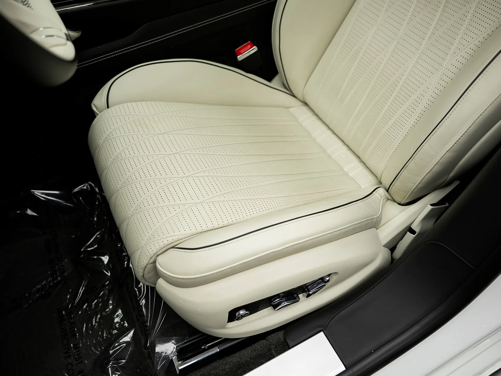 Used 2022 White Bentley  image 32