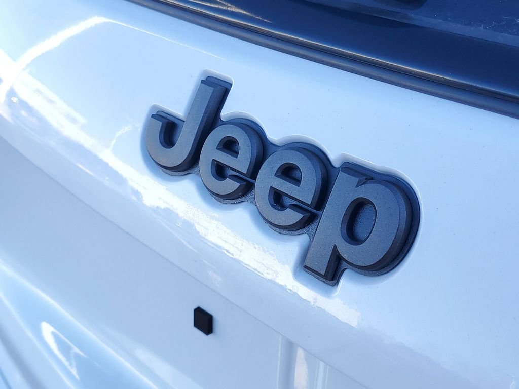New 2026 Bright White Clearcoat Jeep Latitude image 5
