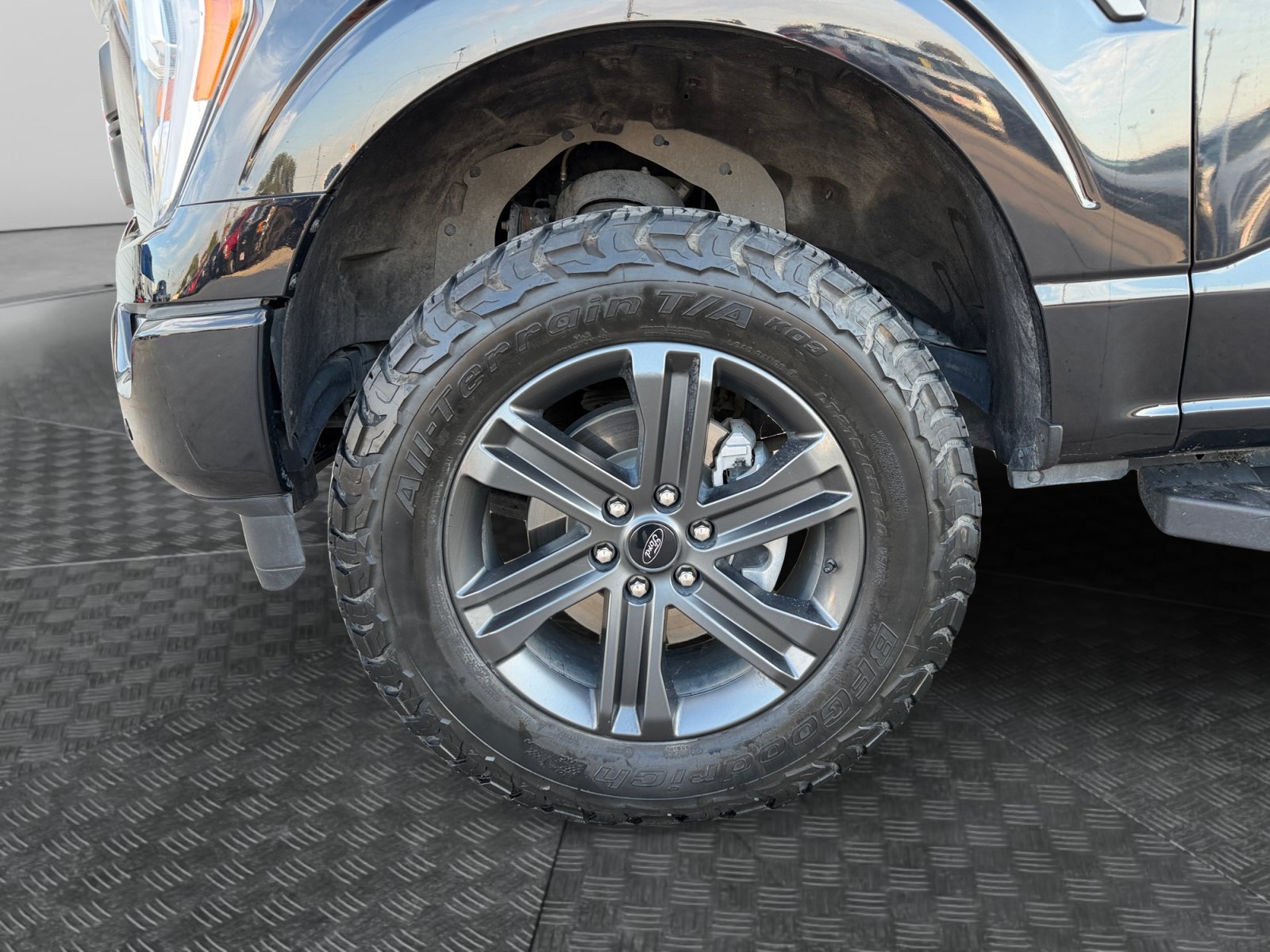 Used 2023 Agate Black Metallic Ford LARIAT image 9