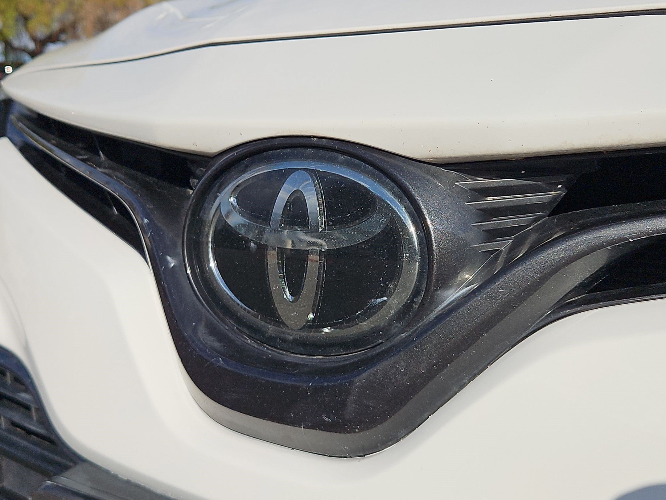 Used 2019 White Toyota LE image 23