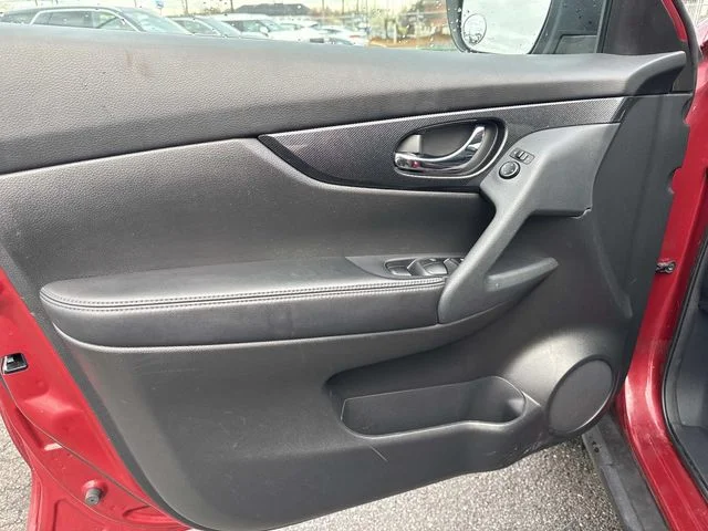 Used 2015 Red Nissan SL image 25