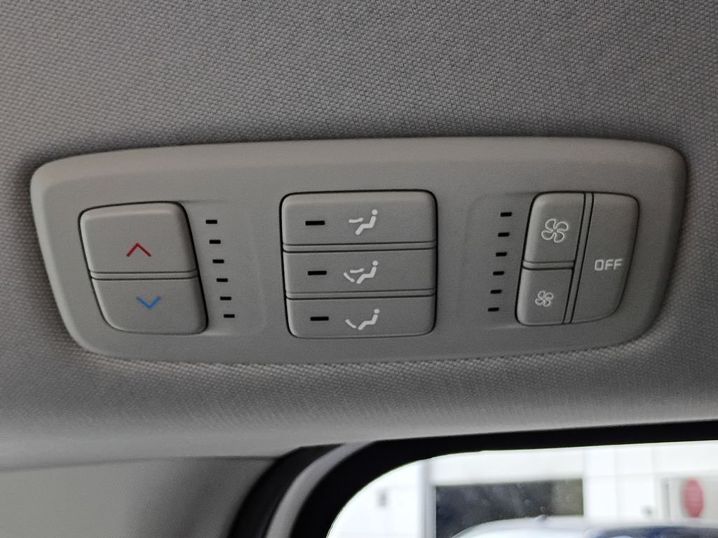 Used 2022 Snow White Pearl Kia LXS image 22