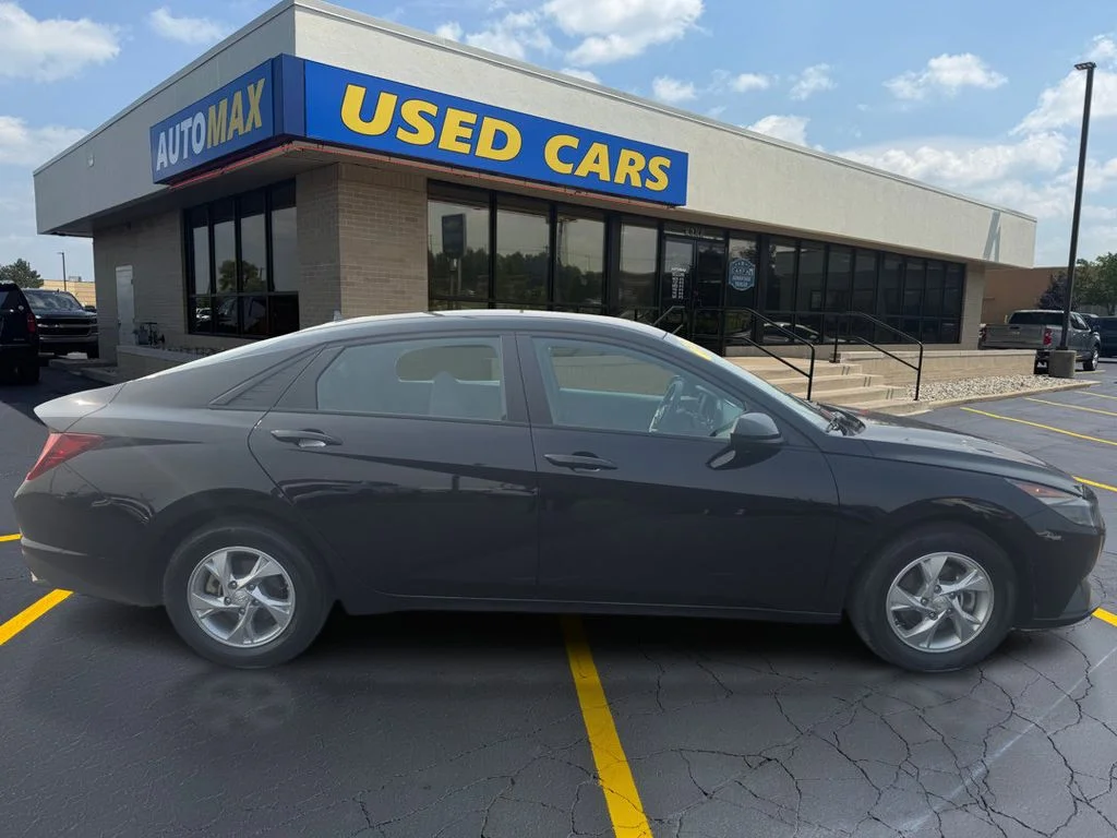 Used 2022 Phantom Black Hyundai SE image 2