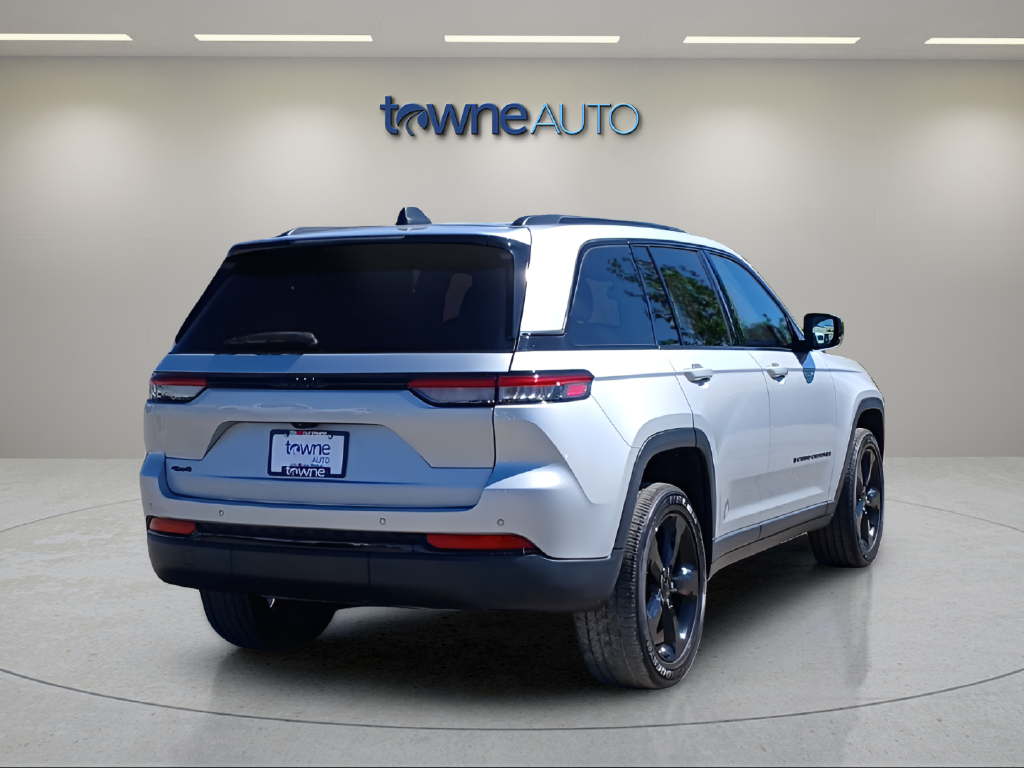 Used 2023 Silver Jeep Altitude X image 6
