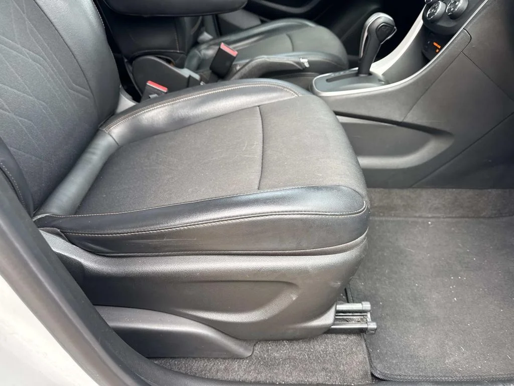 Used 2017 White Chevrolet LT image 11