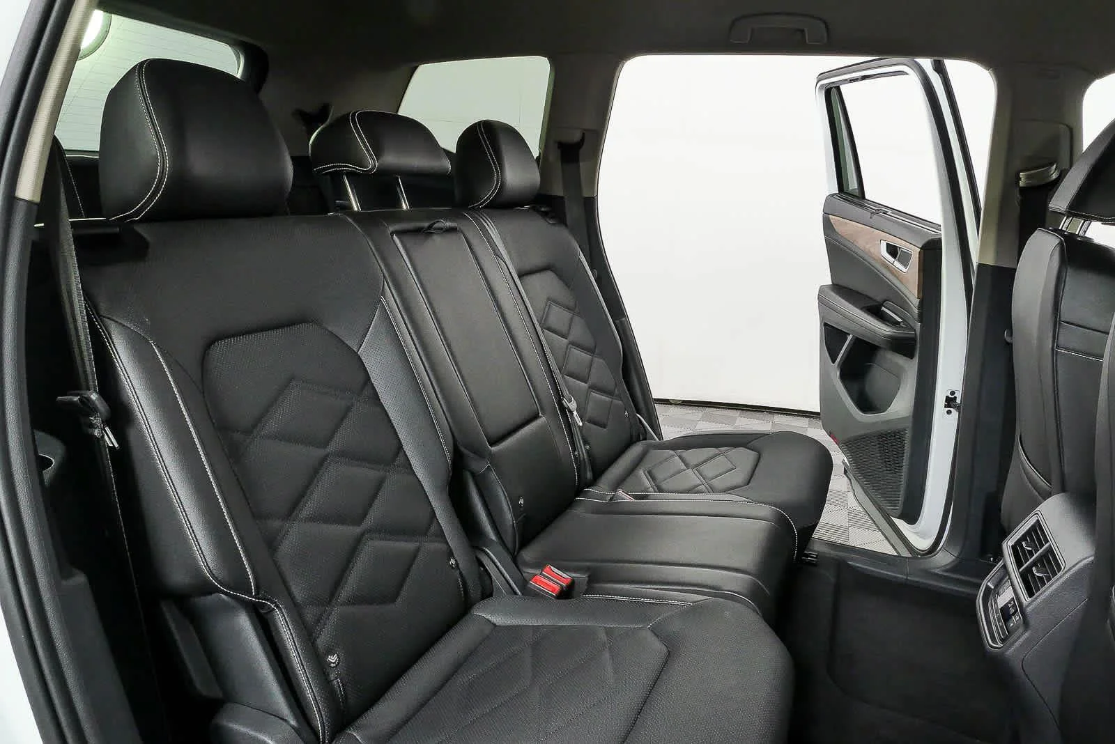 Certified Used 2025  VOLKSWAGEN SE image 20