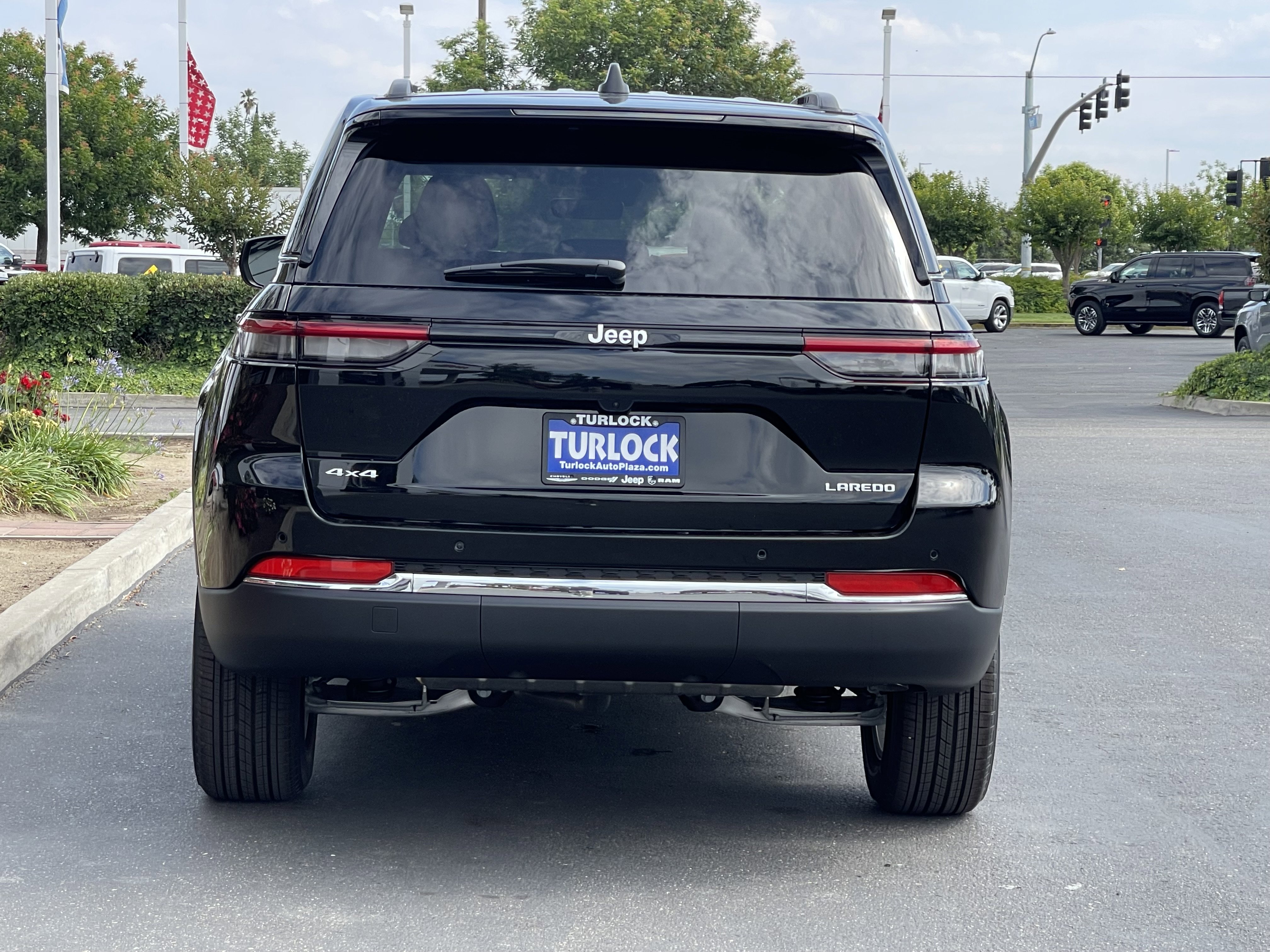 New 2026 Diamond Black Crystal Pearl-Coat Exterior Paint Jeep Laredo image 8