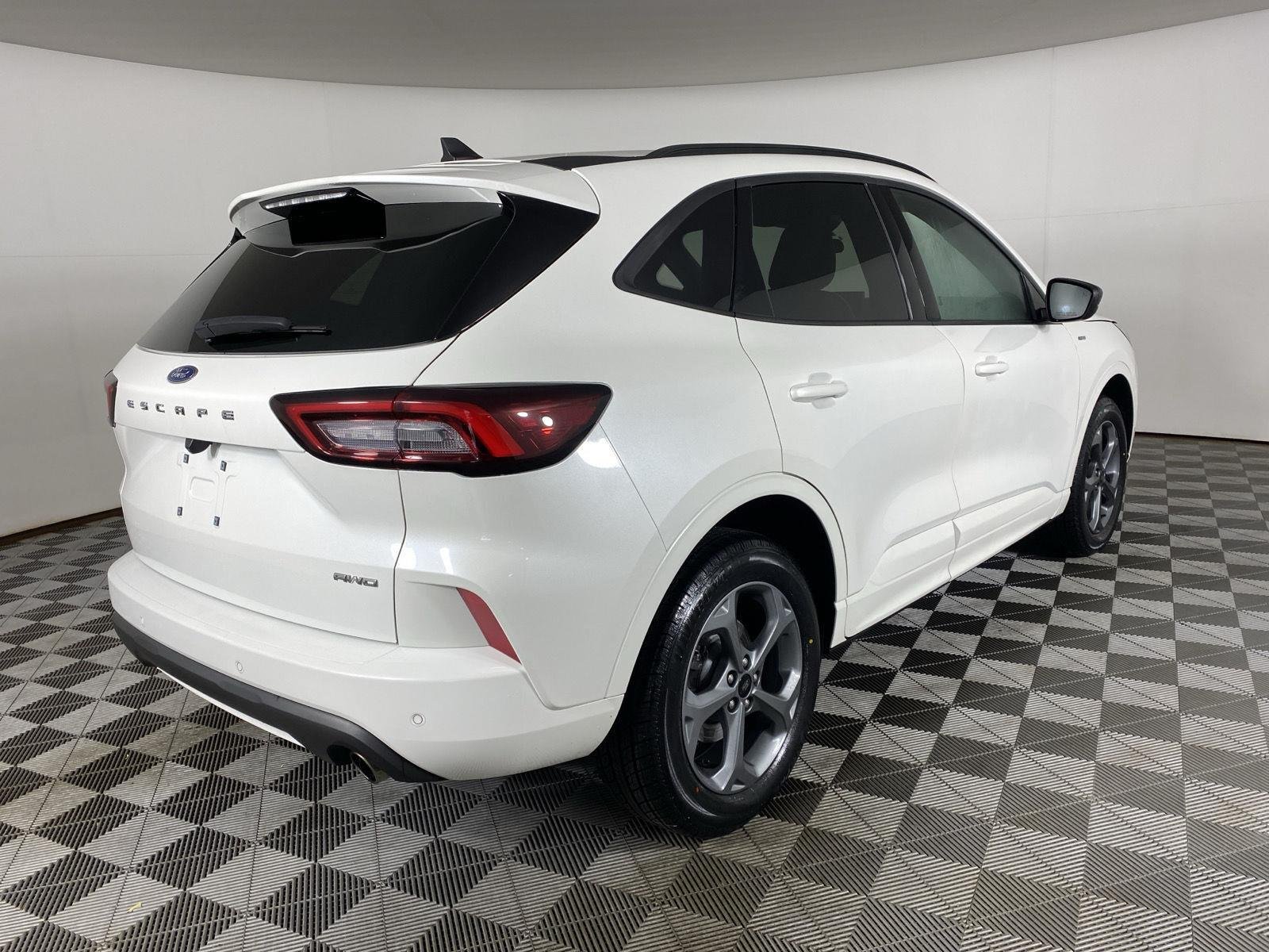 Used 2024 Star White Metallic Tri-Coat Ford ST-Line image 17
