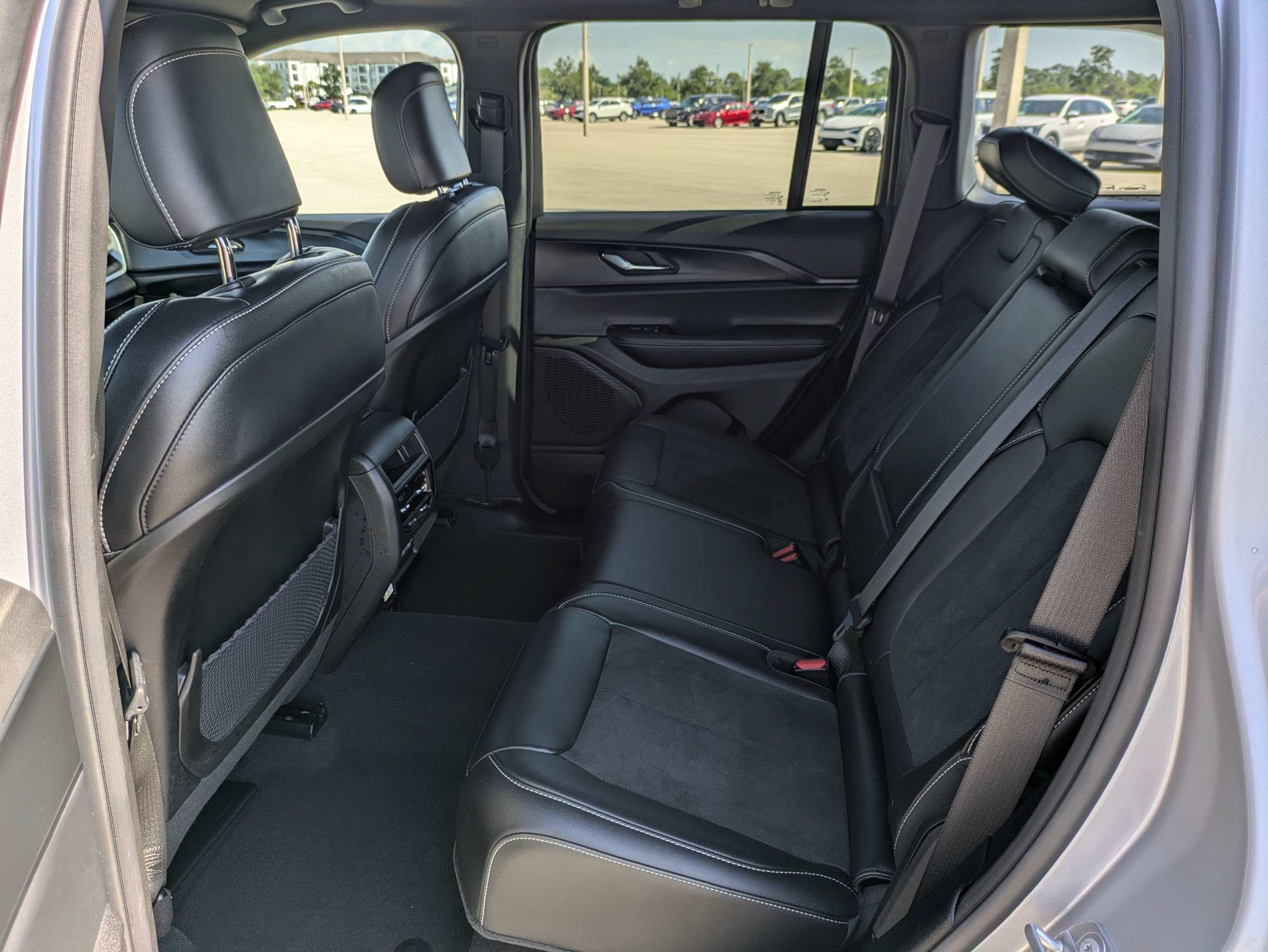 Used 2025 Silver Zynith Jeep Altitude image 16