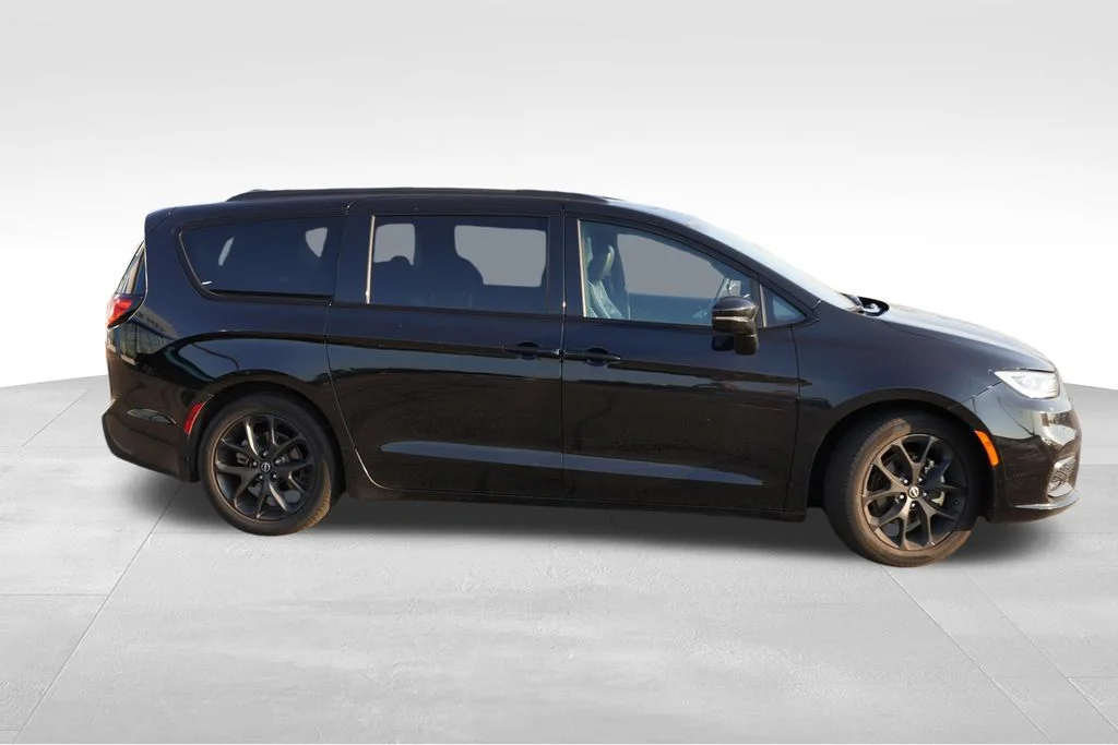 Used 2026 Diamond Black Crystal Pearlcoat Chrysler Limited image 2
