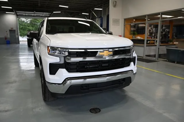 New 2026 Summit White Chevrolet LT (2FL) image 3