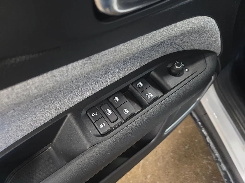 Certified Used 2022 White Jeep Latitude image 15
