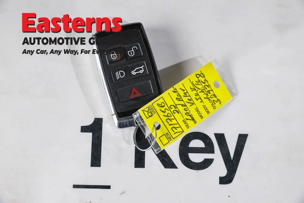 Used 2022 White Land Rover P250 R-Dynamic S image 25