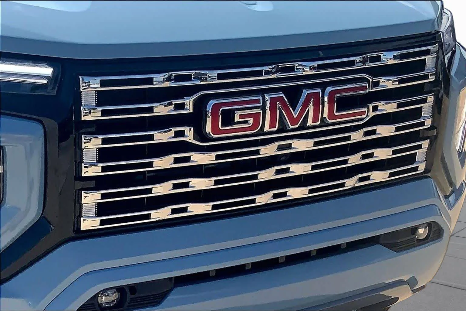 Used 2025 Glacier Metallic GMC Denali image 29