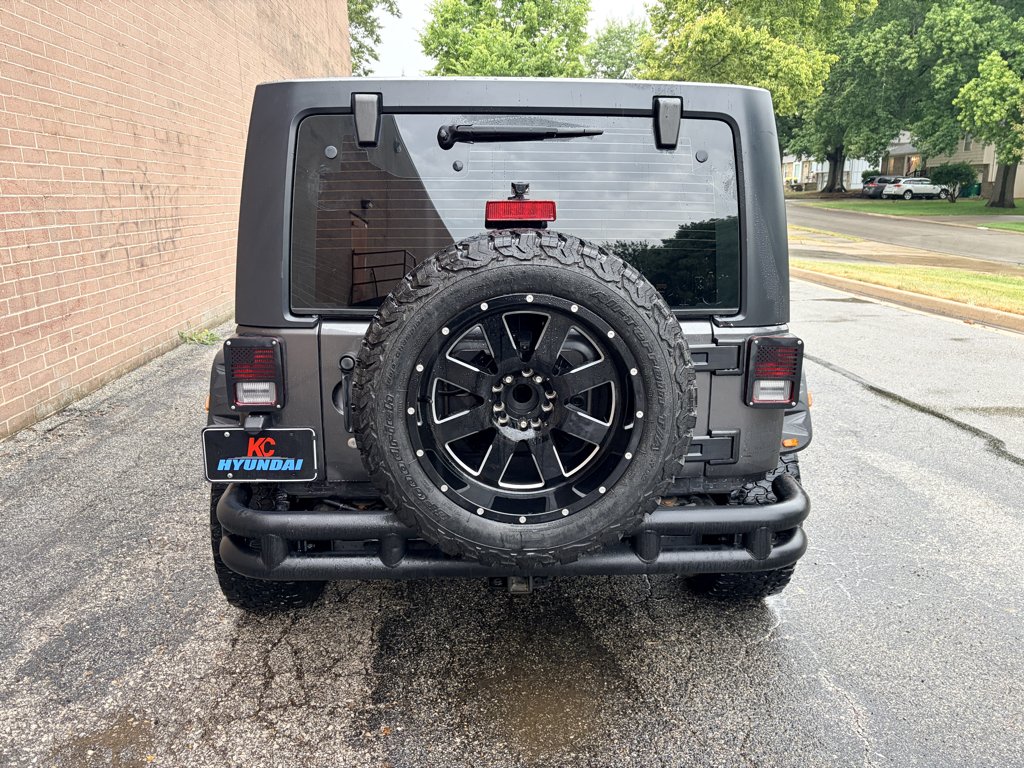 Used 2017 Granite Crystal Metallic Clearcoat Jeep Sport image 4