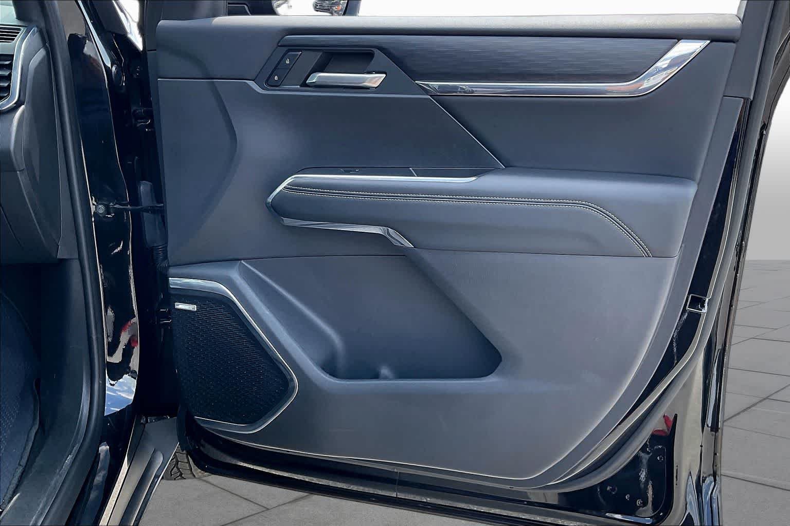 Used 2024 Ebony Twilight Metallic GMC Elevation image 21
