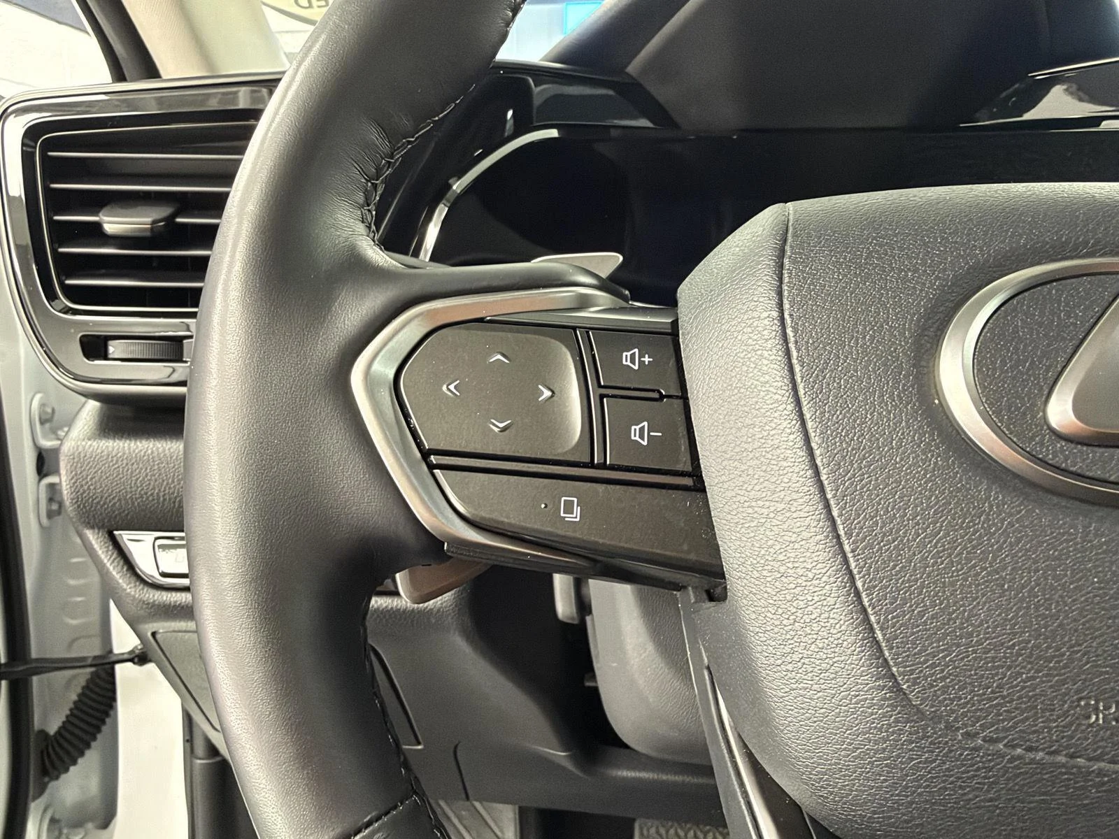 Used 2025 Eminent White Pearl Lexus NX 450h+ Luxury image 10